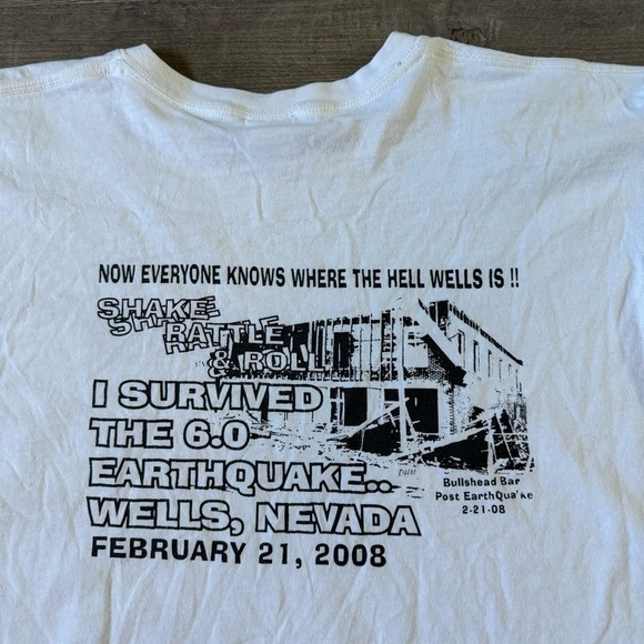 Y2k Wells Nevada White and black I survived earthquake shirt men’s L - Picture 3 of 5
